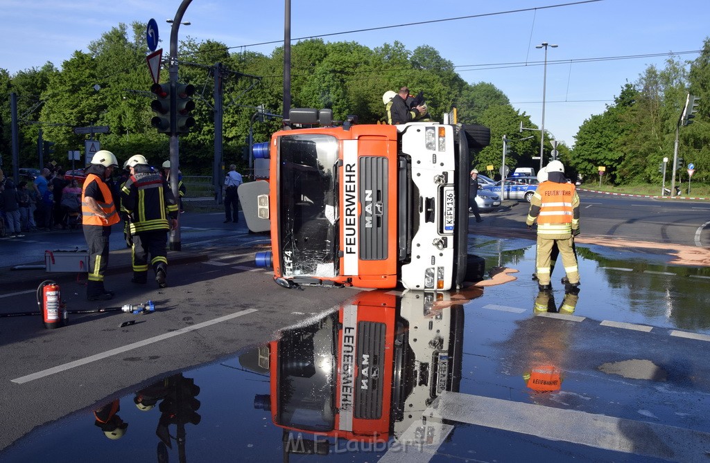 TLF 4 umgestuerzt Koeln Bocklemuend Ollenhauer Ring Militaerringstr P013.JPG - Miklos Laubert